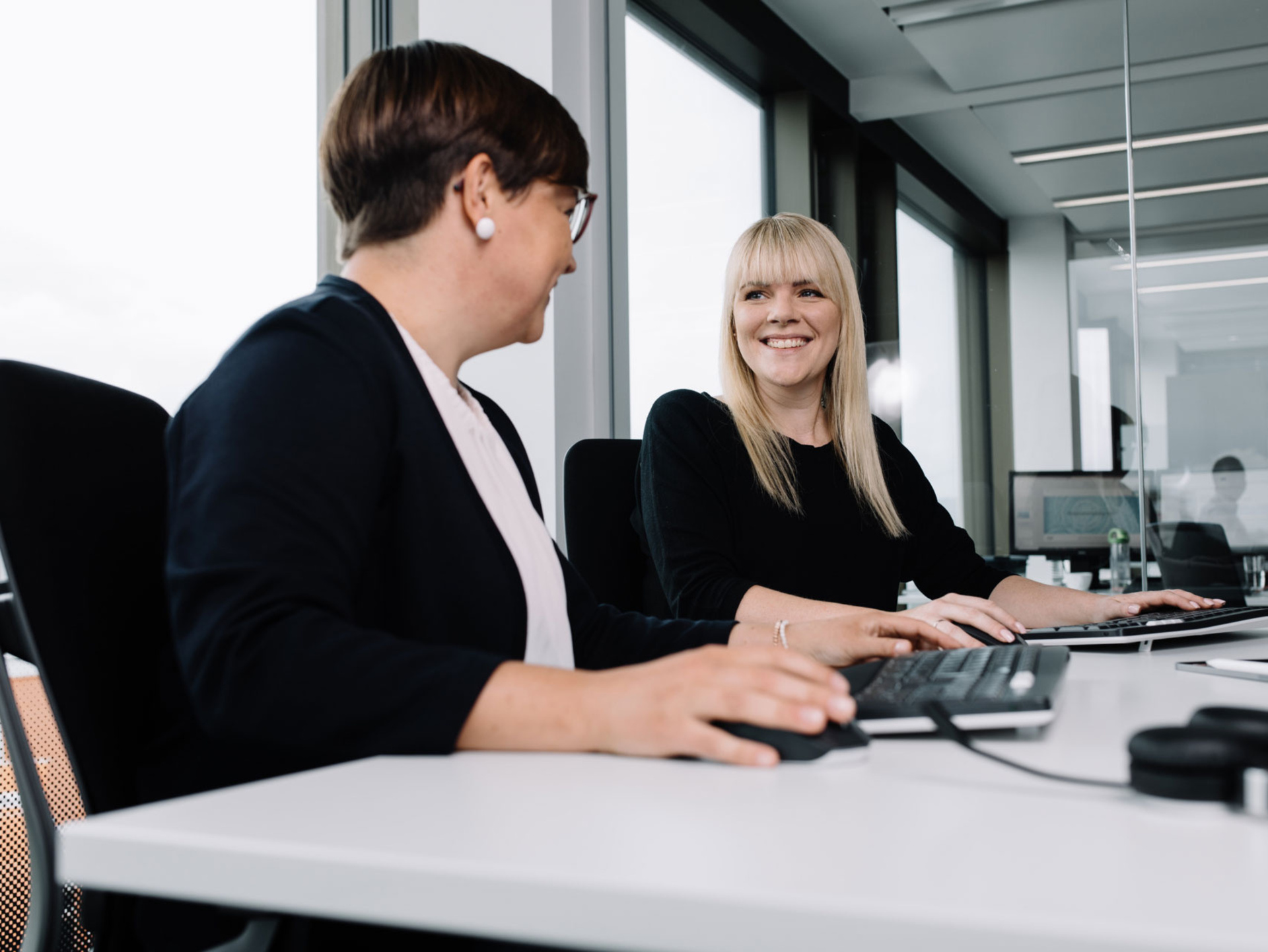 Zwei MEIKO Mitarbeiterinnen unterhalten sich im Büro